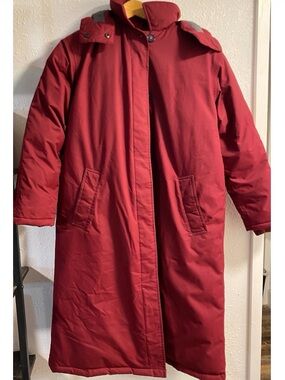 Land’s End Long Hooded Winter down Parka in burgundy, M/P 10-12